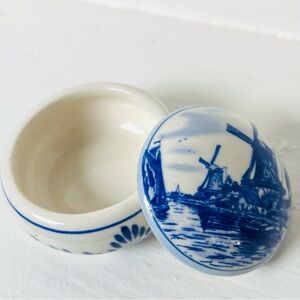 Vintage Delft Blue Trinket Box. Hand painted in Holland.